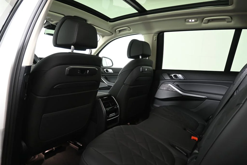 Used 2027 White BMW xDrive40i image 32