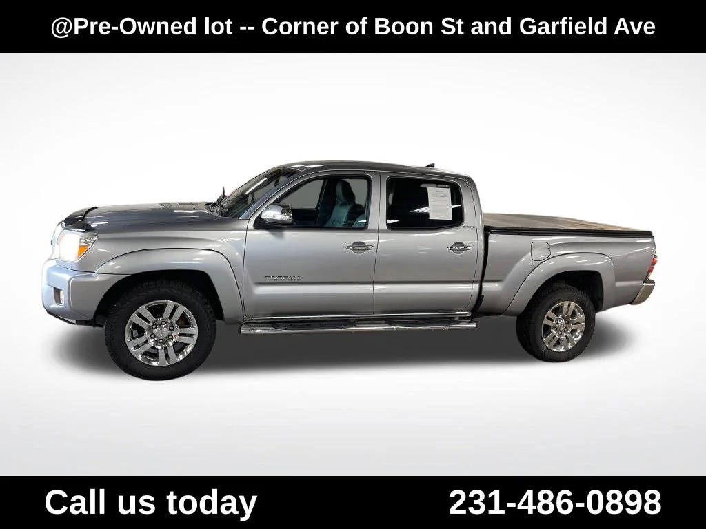 Used 2014  Toyota Base image 2