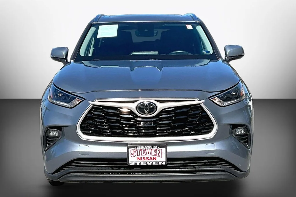 Used 2021 Silver Toyota XLE image 2