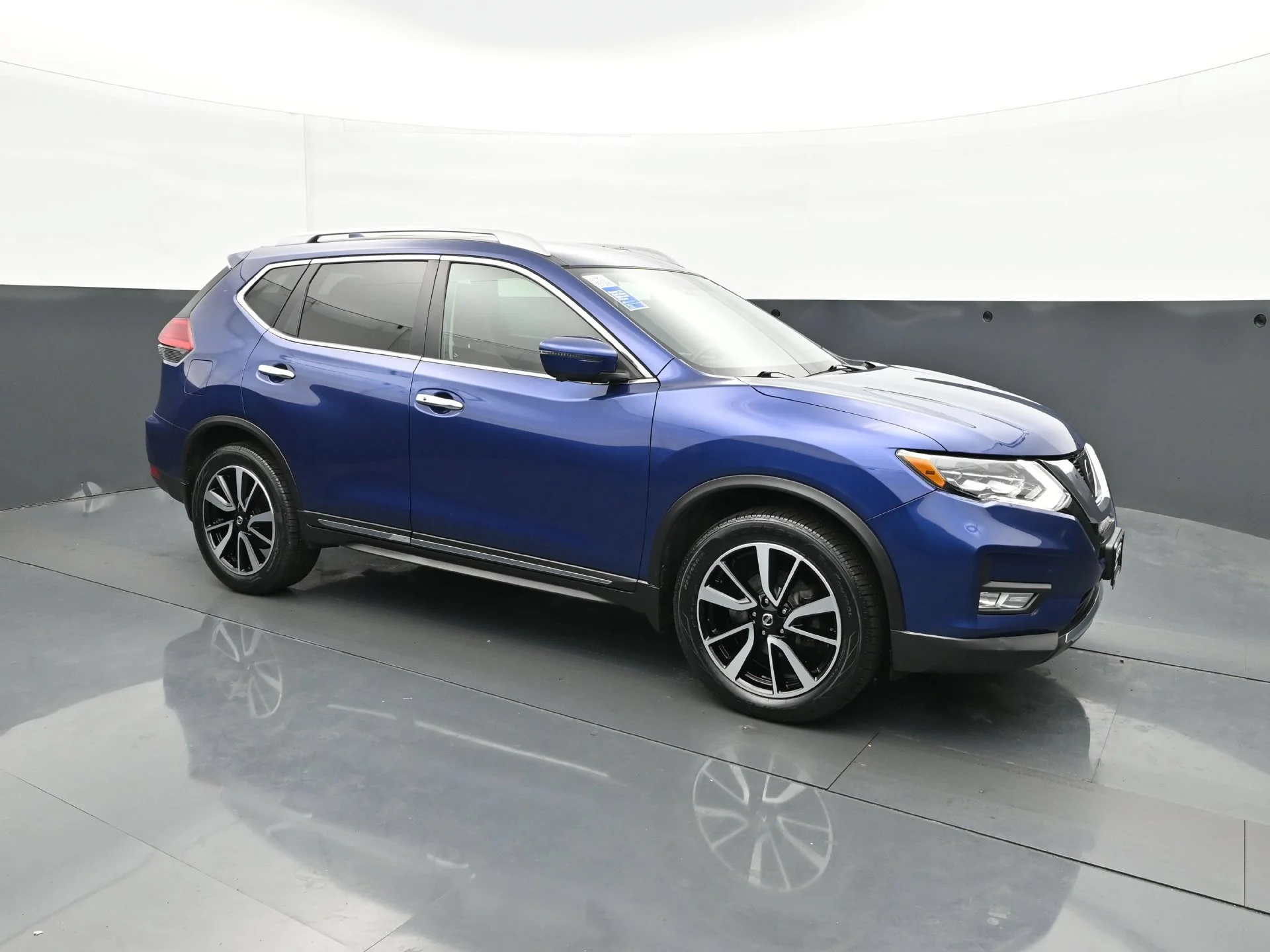Used 2017 Caspian Blue Nissan SL image 10