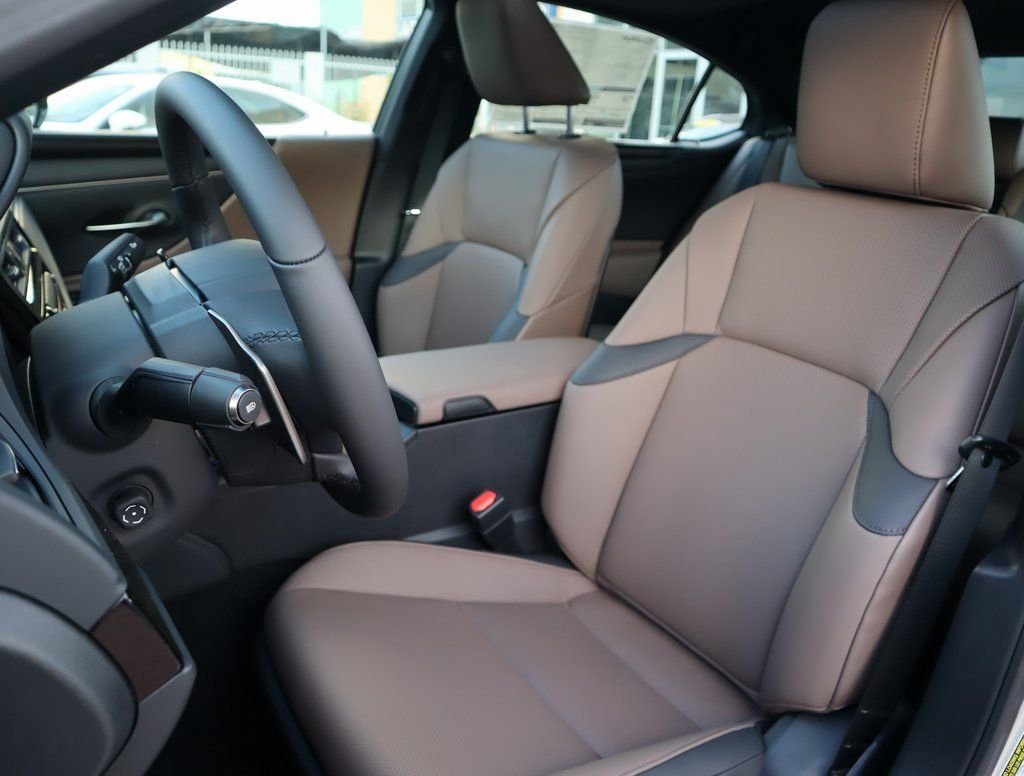 2025 Lexus ES 350 - Photo 32