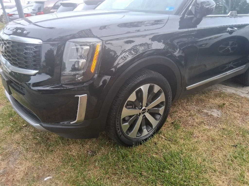 Used 2022 Black Kia EX image 15