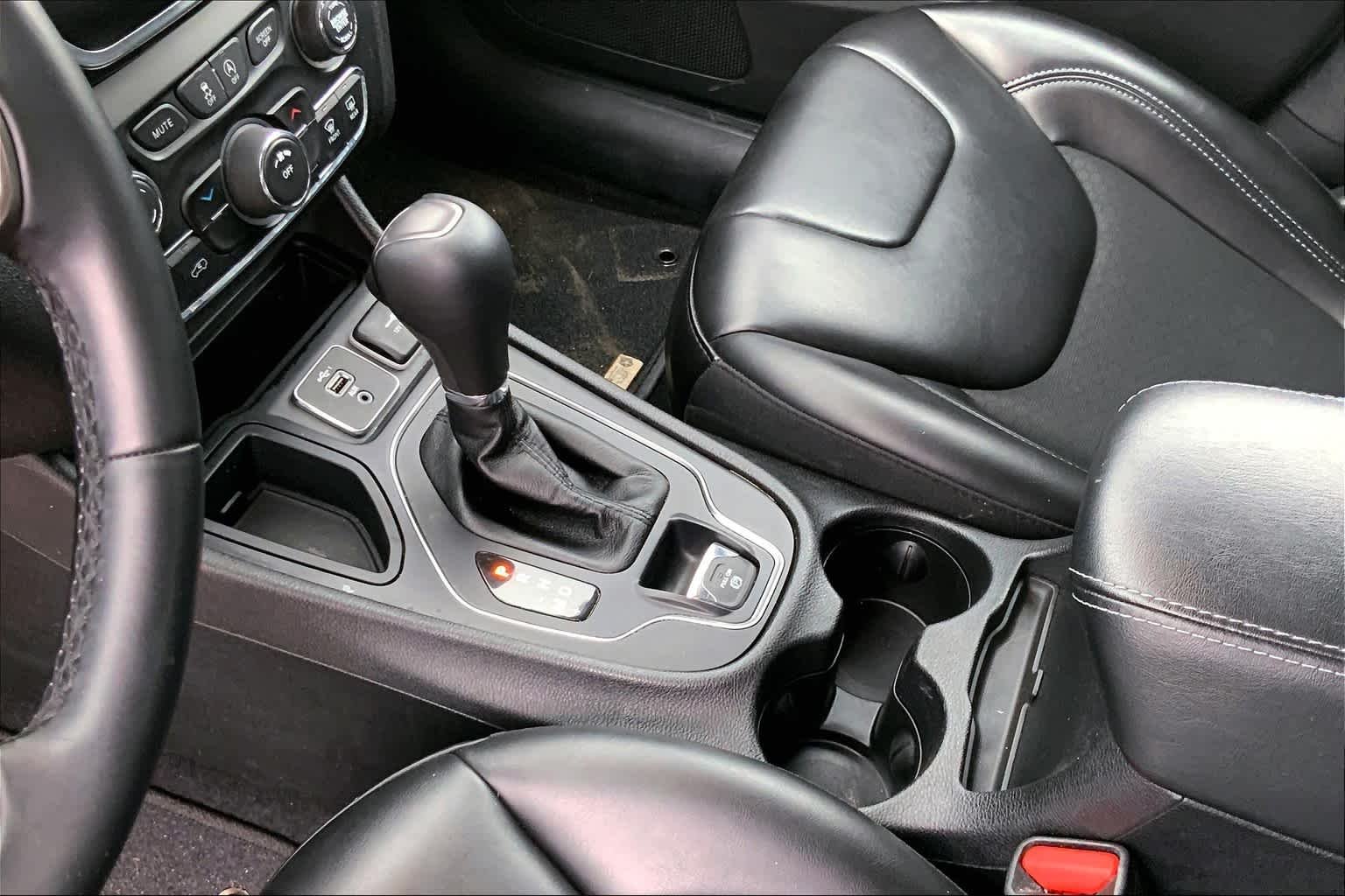 Used 2019 Diamond Black Crystal Pearlcoat Jeep Latitude Plus image 17