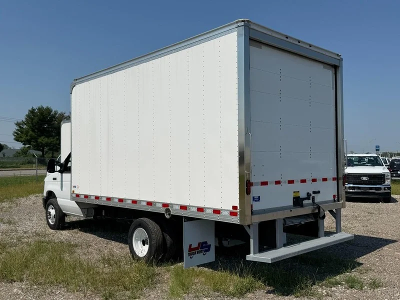 New 2026 Oxford White Ford 15-ft Box image 3