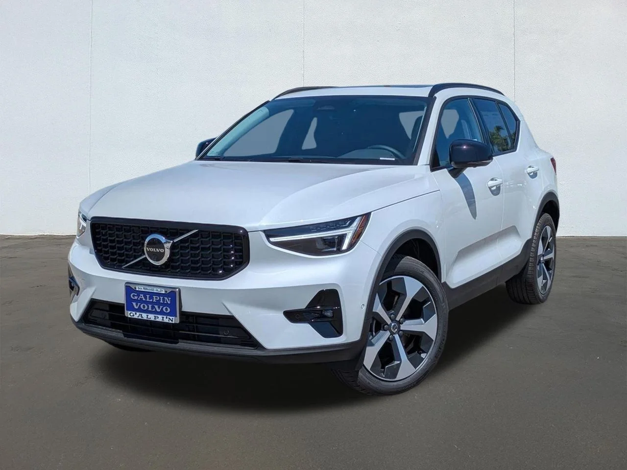 2026 Volvo XC40 B5 Plus Dark AWD's photo