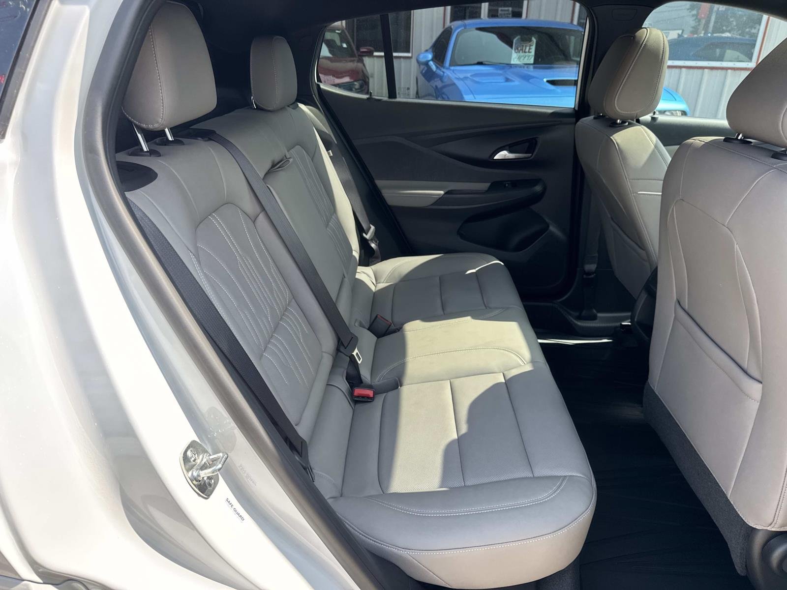 Used 2025 White Frost Tricoat Buick Avenir image 9