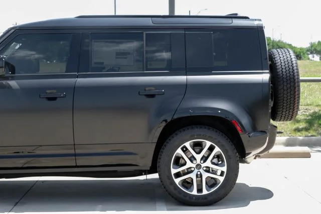 New 2026 Santorini Black Land Rover X-Dynamic SE image 16