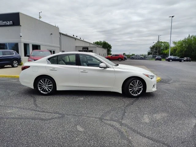 Used 2022 White INFINITI LUXE image 8