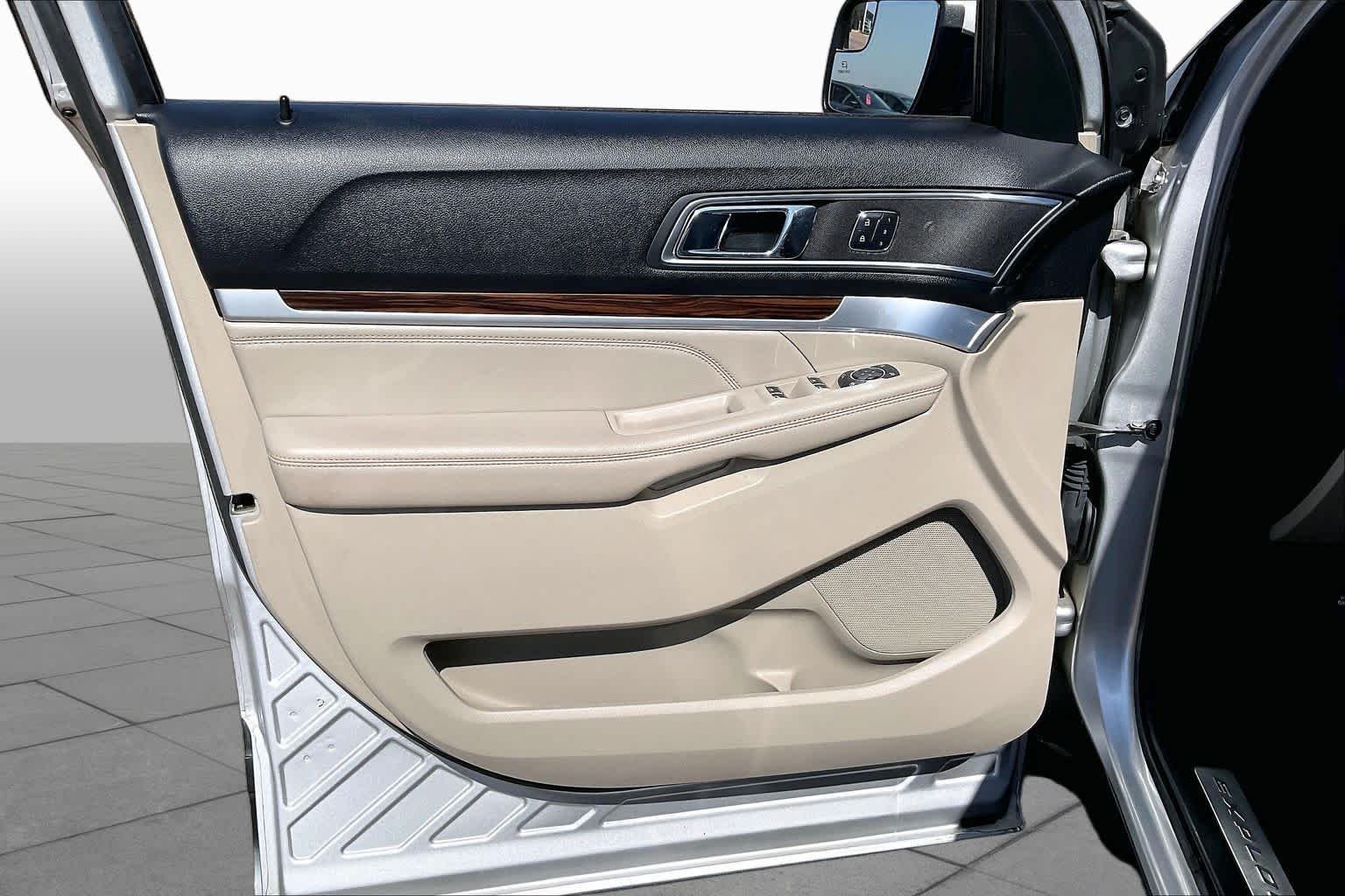 Used 2018 Ingot Silver Metallic Ford Limited image 20