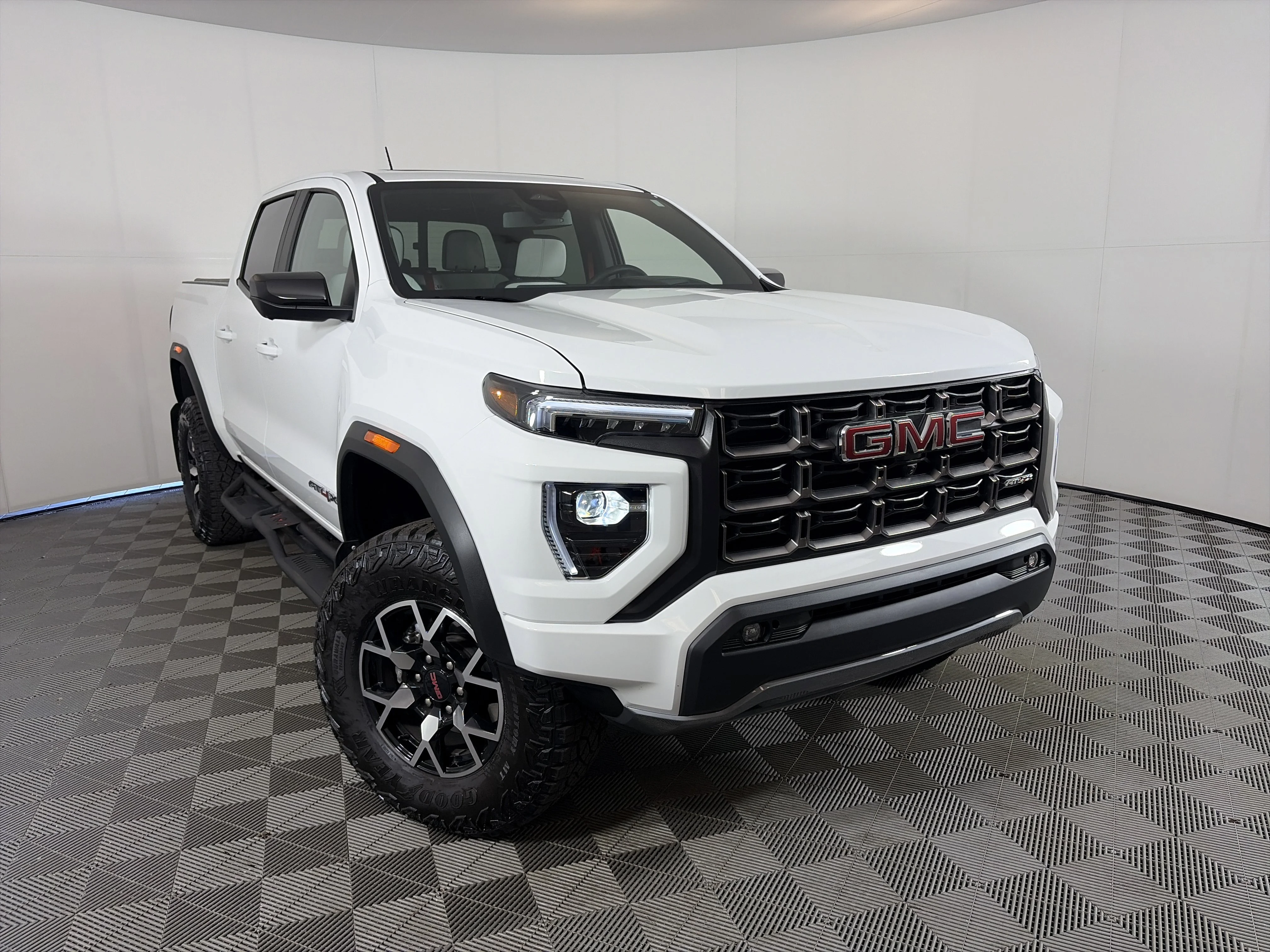2025 GMC Canyon 4WD AT4 Crew Cab Short Box's photo