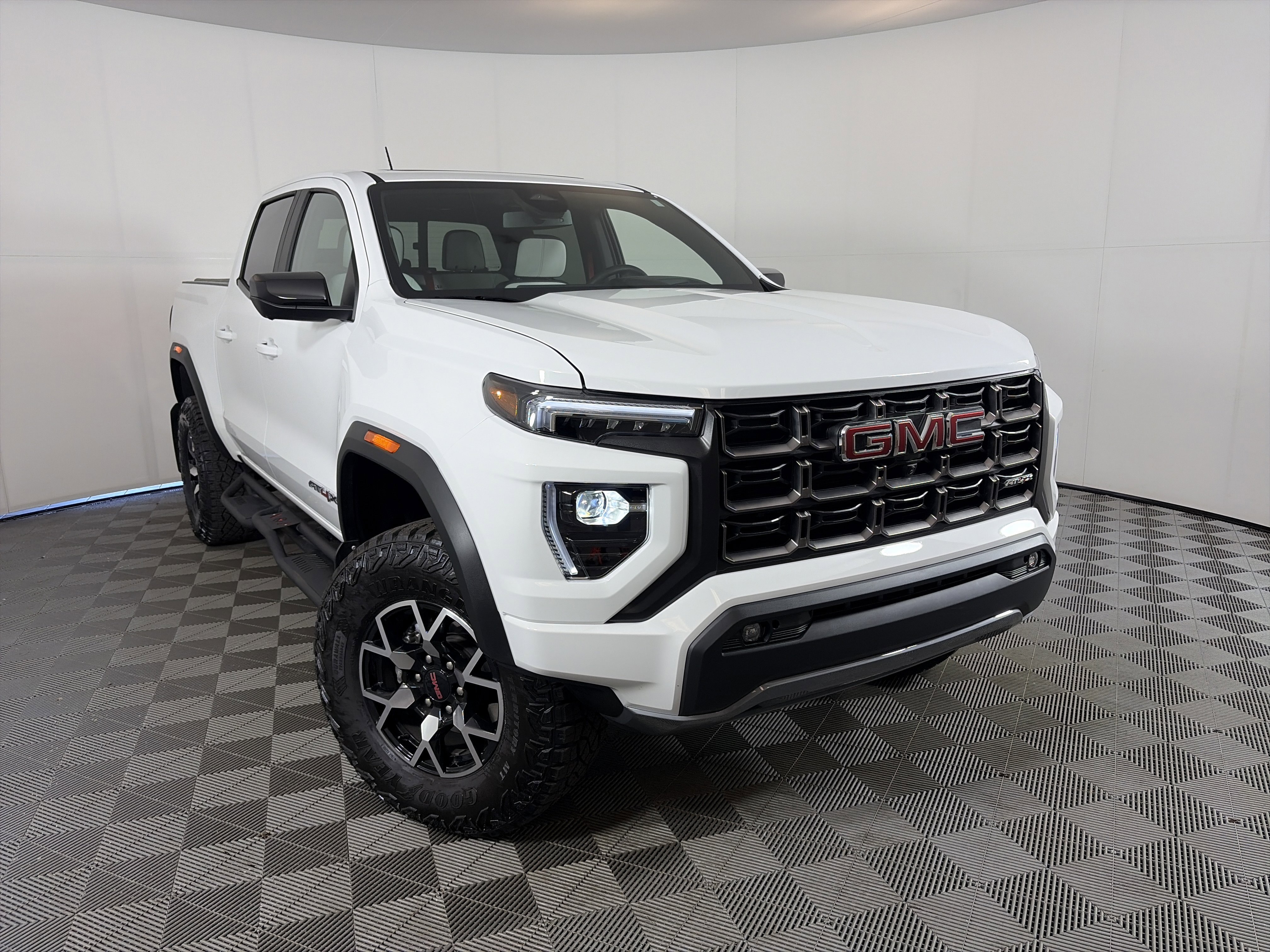 2025 GMC Canyon 4WD AT4 Crew Cab Short Box's photo
