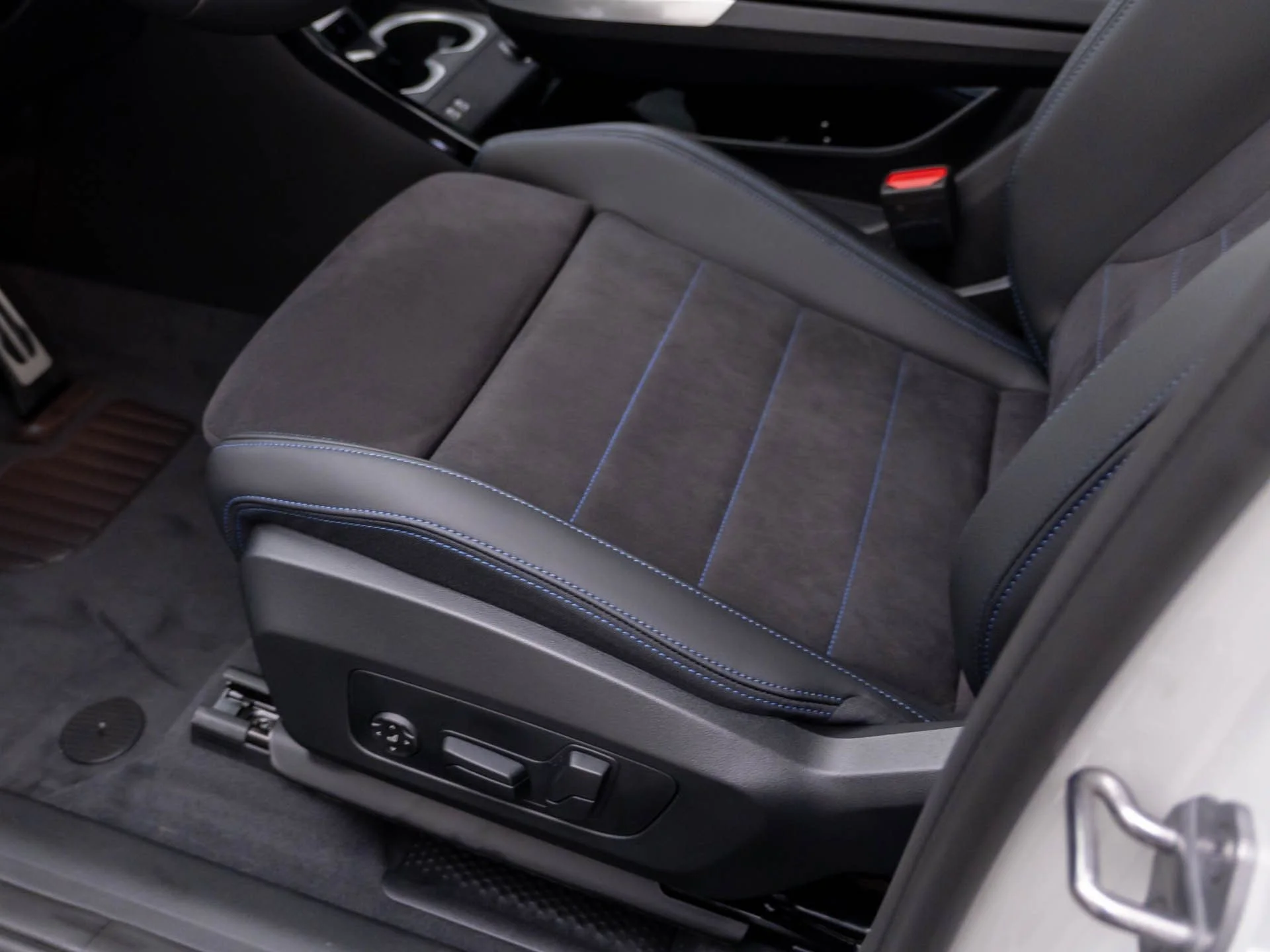 New 2026 White BMW xDrive28i image 16