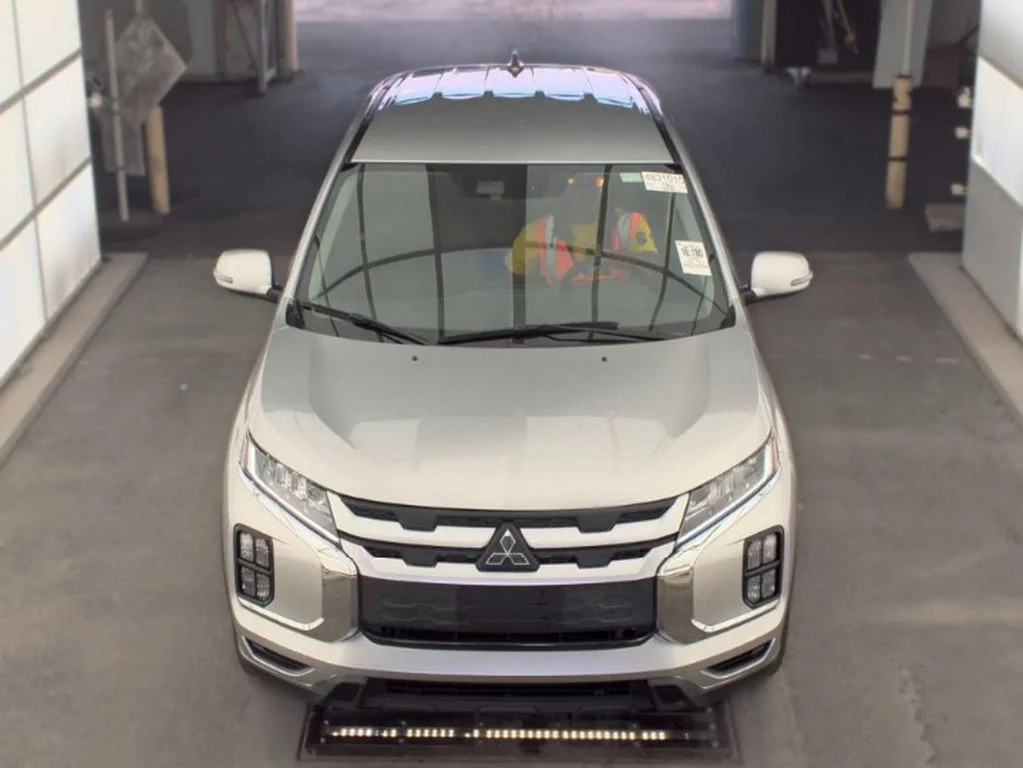 Used 2025 Alloy Silver Metallic Mitsubishi 2.0 SE image 2