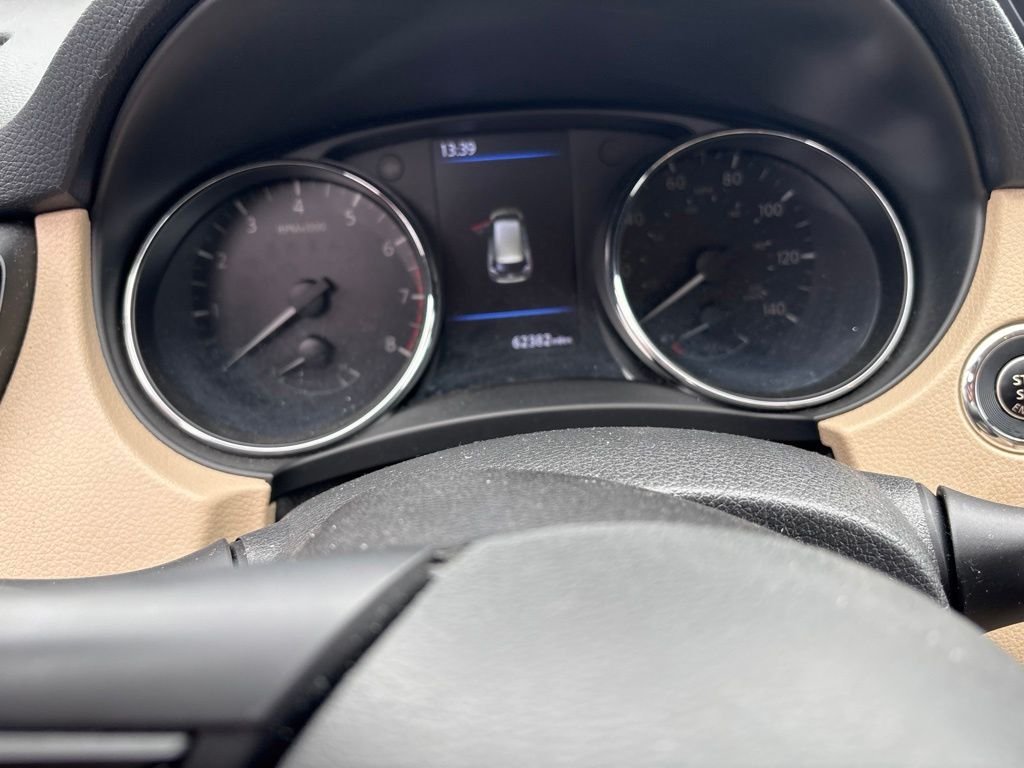 Used 2019 Green Nissan SL image 5