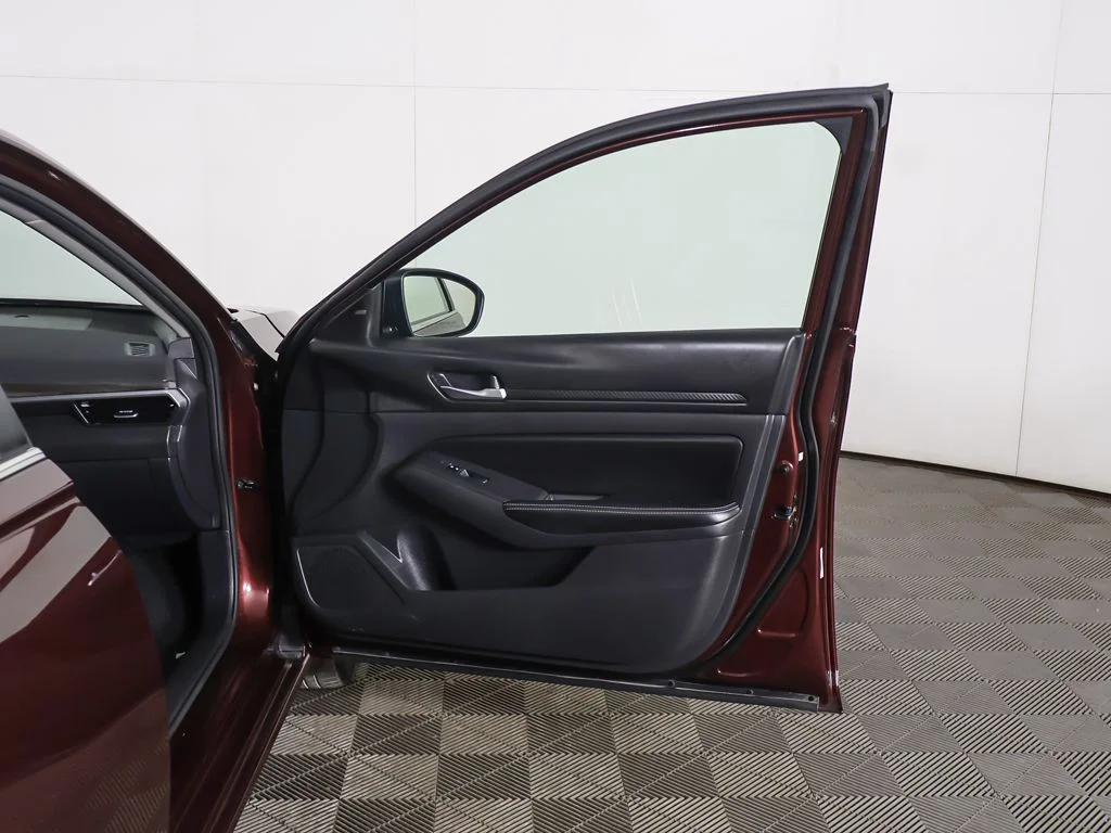 Used 2024 Red Nissan 2.5 SV image 16