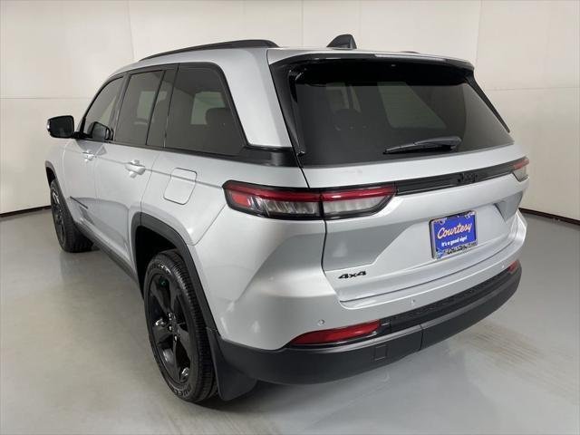 New 2025 Silver Zynith Exterior Paint Jeep Altitude X image 6