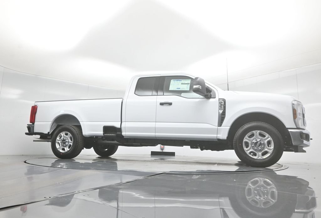 New 2026 Oxford White Ford XLT image 3