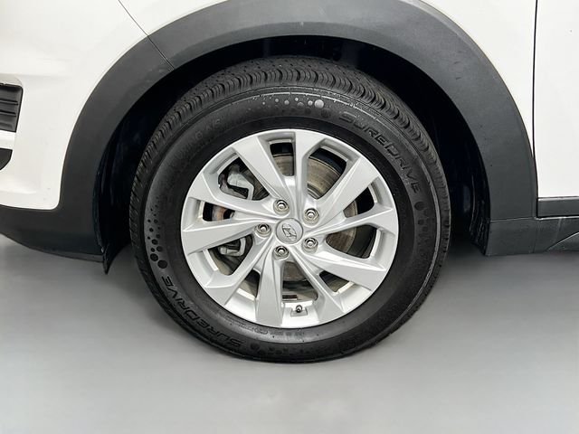 Used 2020 White Hyundai SE image 24
