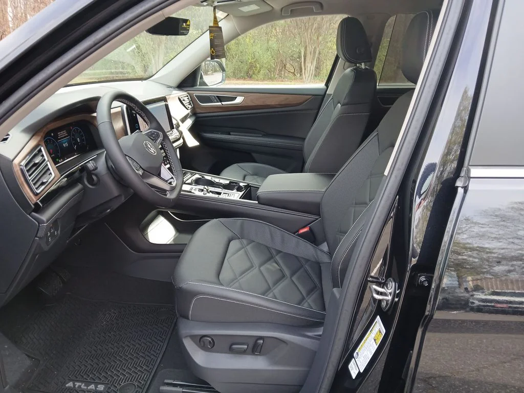 New 2026 Black Volkswagen 2.0T SE w/Technology image 9