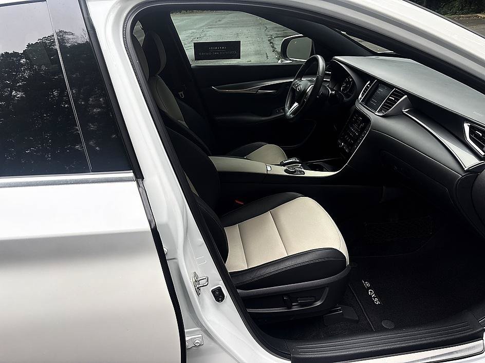 Used 2024 Radiant White INFINITI LUXE image 20