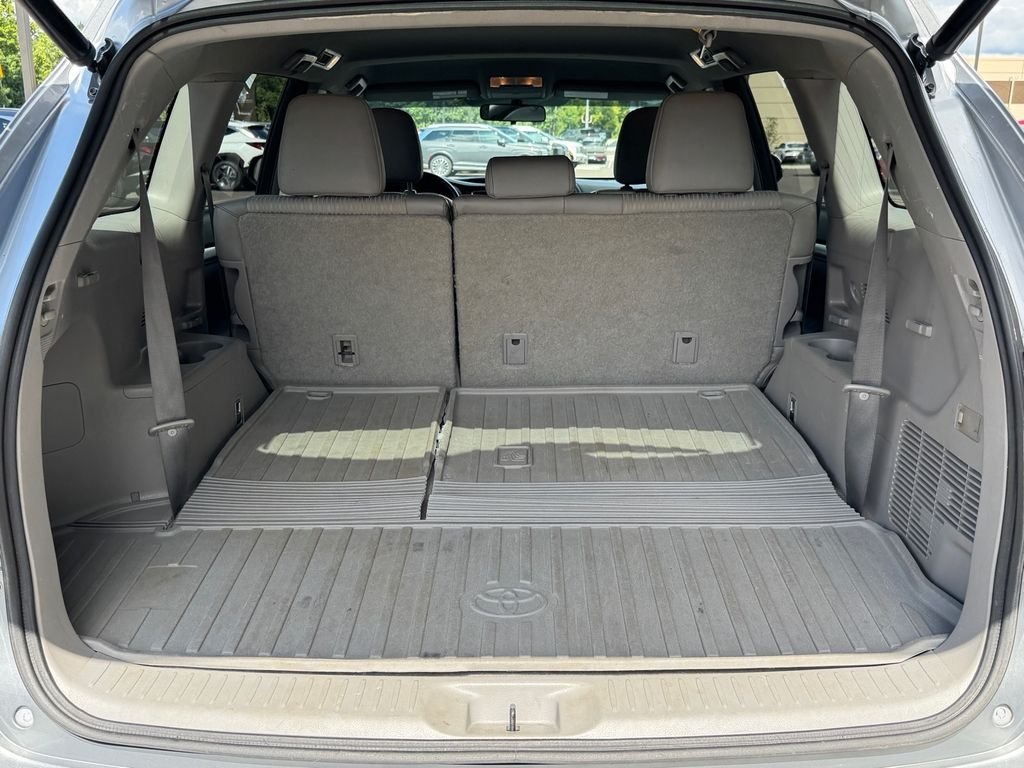 Used 2014 Silver Toyota LE Plus V6 image 16