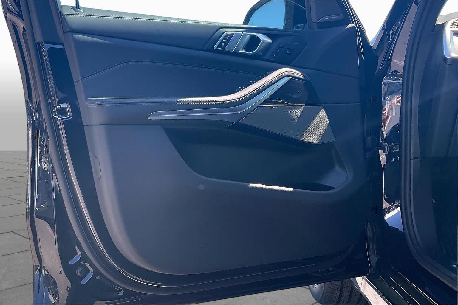 New 2026 Carbon Black Metallic BMW xDrive40i image 10