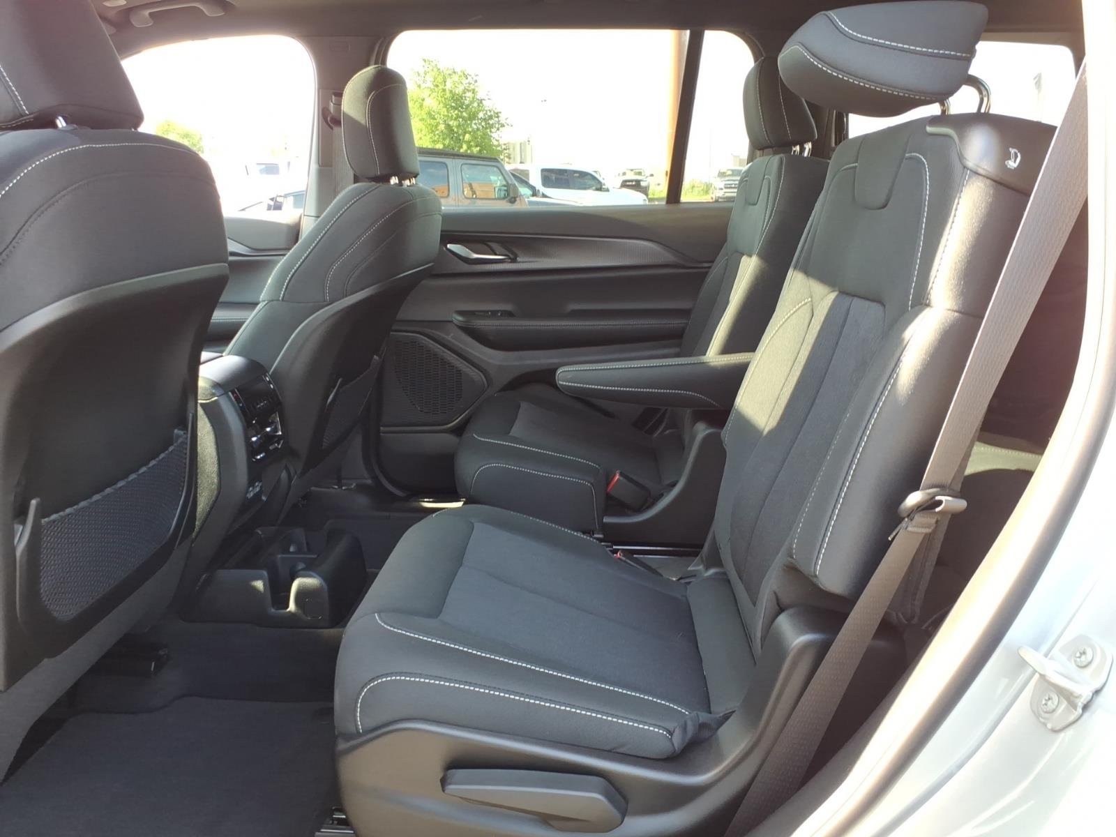 New 2026 Silver Zynith Exterior Paint Jeep Laredo X image 5