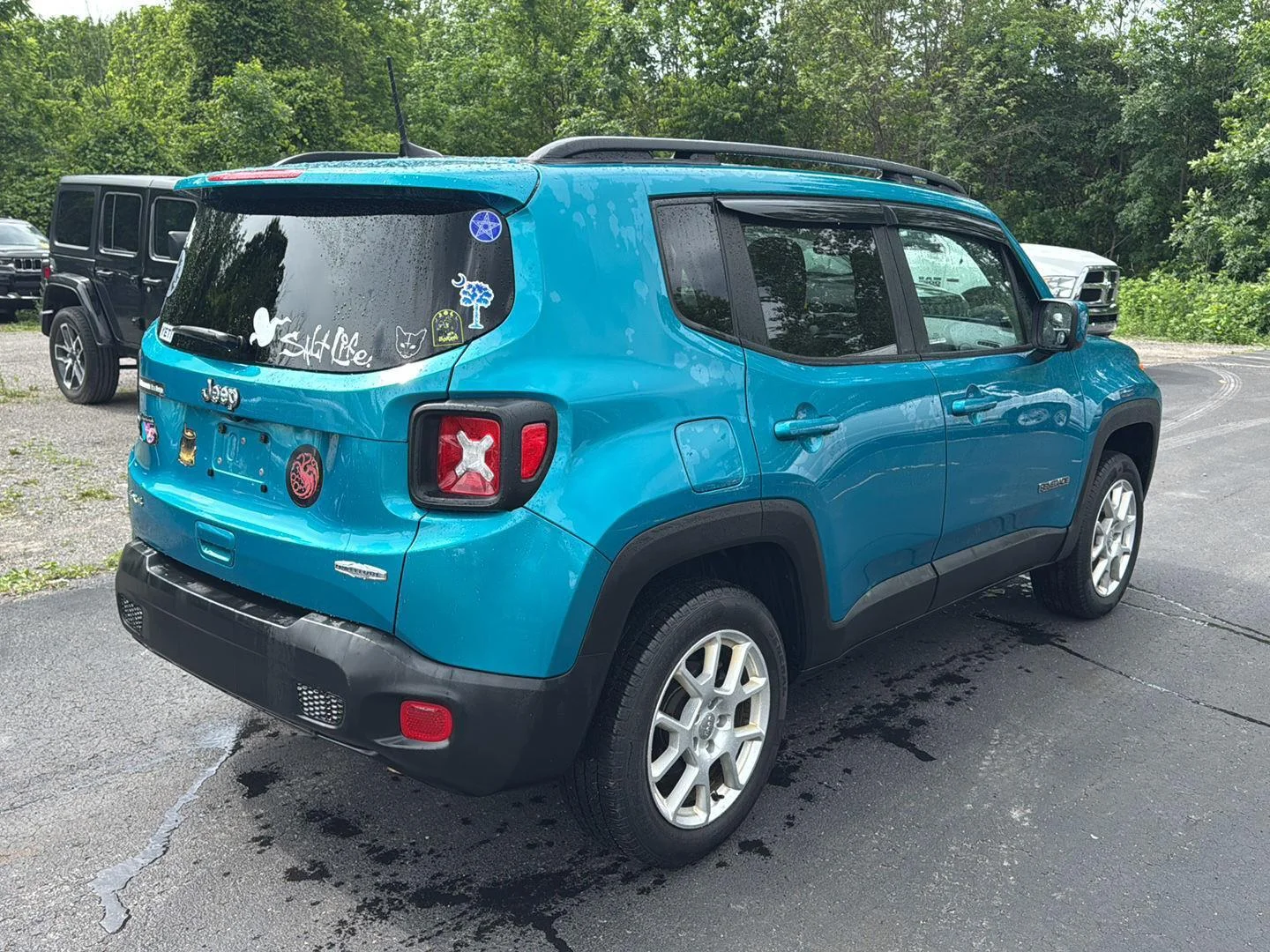 Used 2021  Jeep Latitude image 5