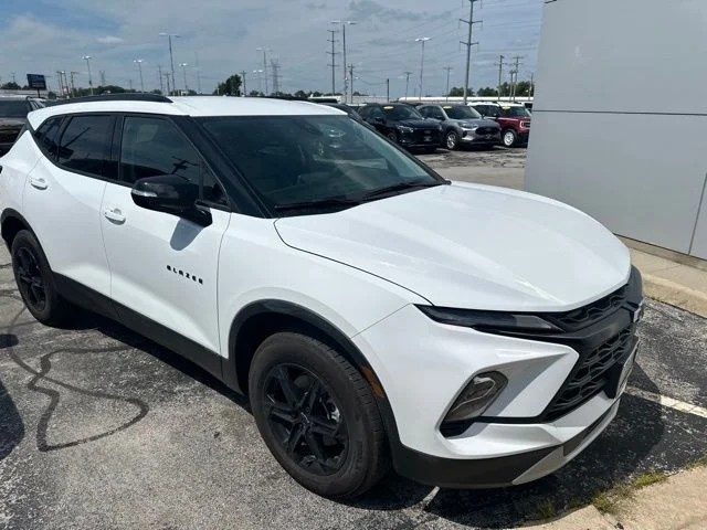 Certified Used 2025 Summit White Chevrolet LT image 5