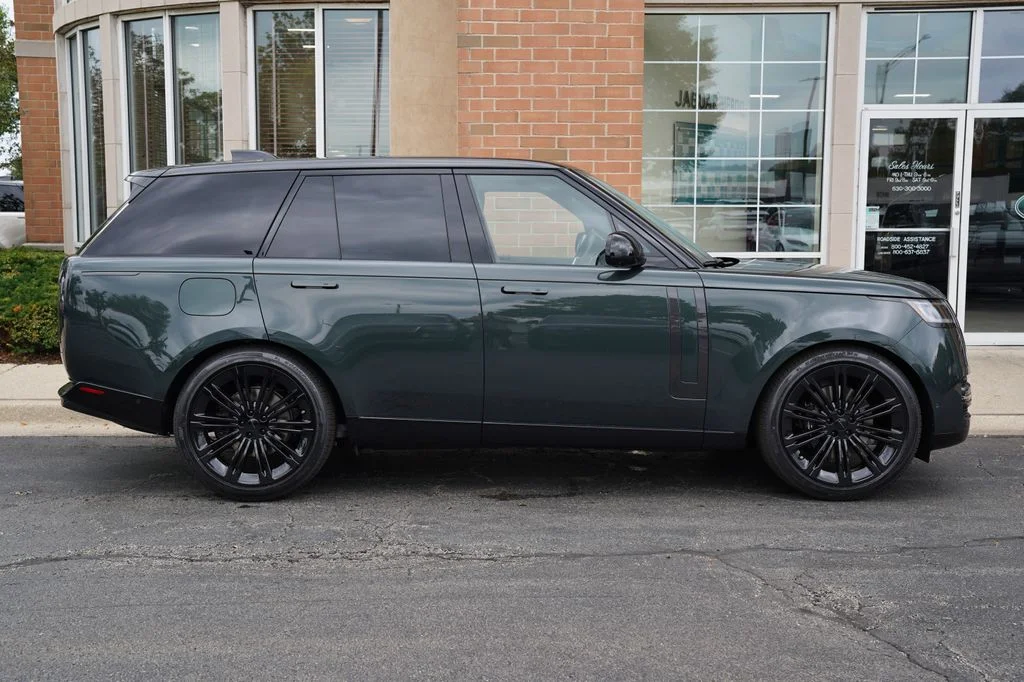 New 2026 Belgravia Green Land Rover SE image 7
