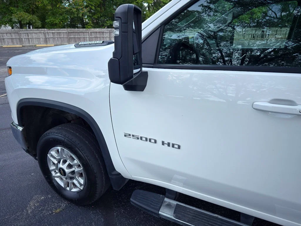Used 2025 White Chevrolet LT image 12