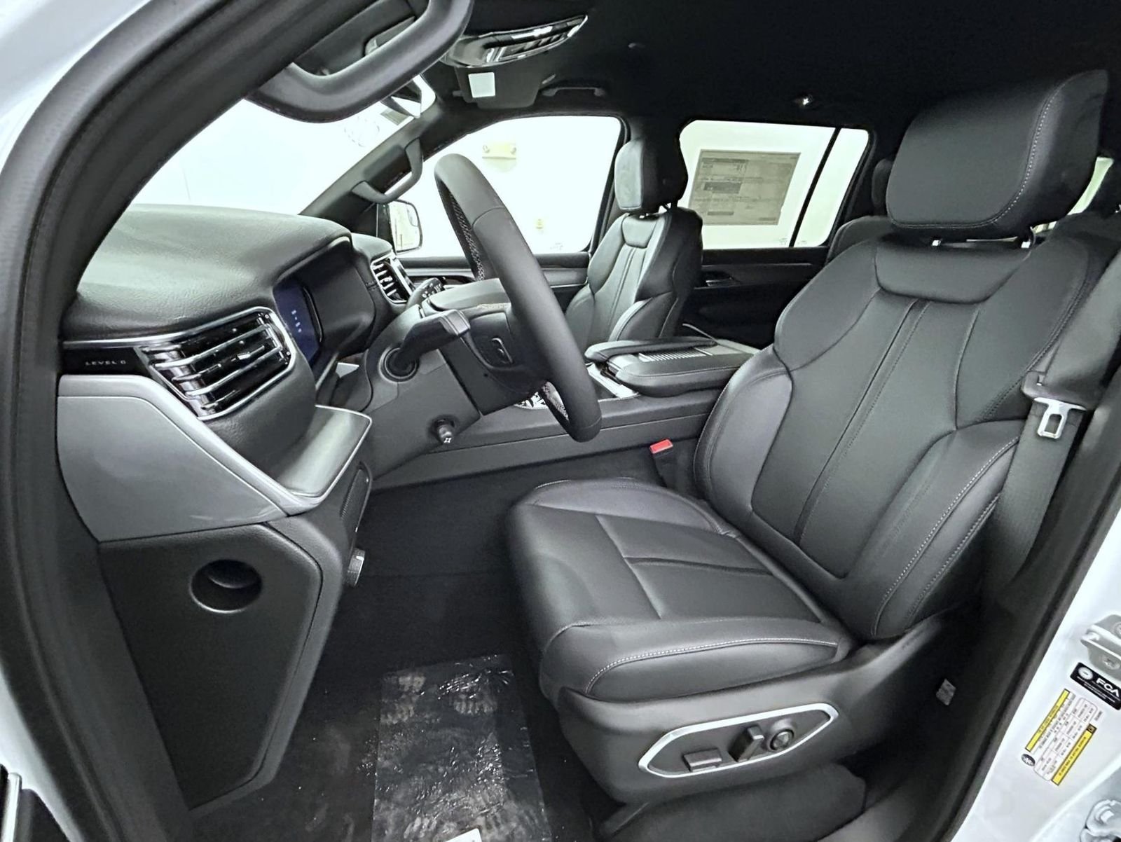 New 2026 Bright White Clear-Coat Exterior Paint Jeep Limited Altitude image 10