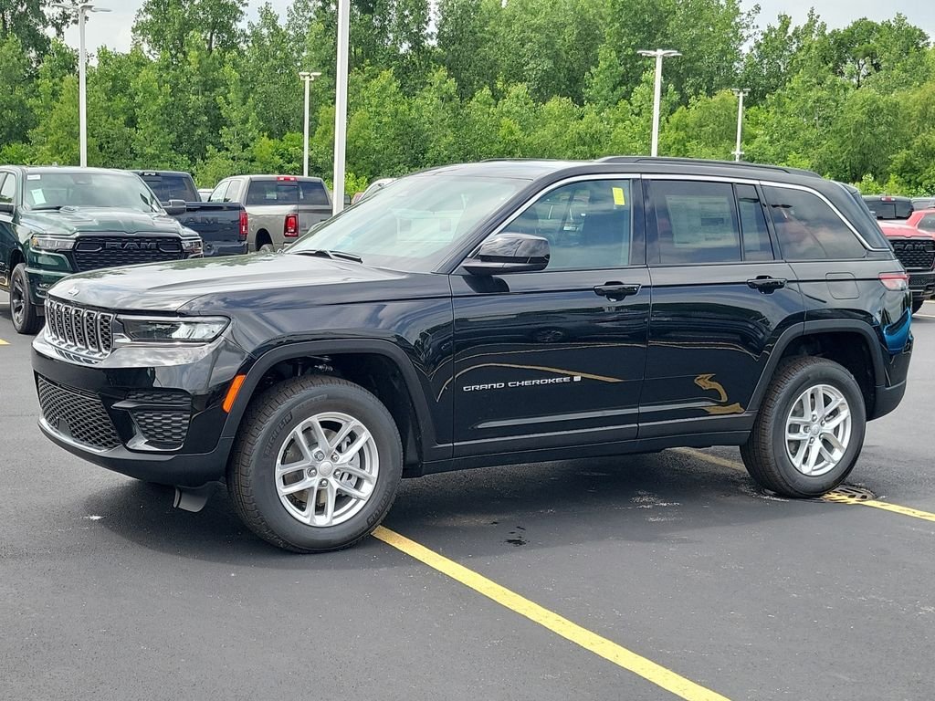 New 2026 Diamond Black Crystal Pearlcoat Jeep Laredo X image 2