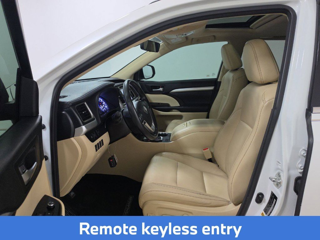 Used 2018 White Toyota XLE image 9