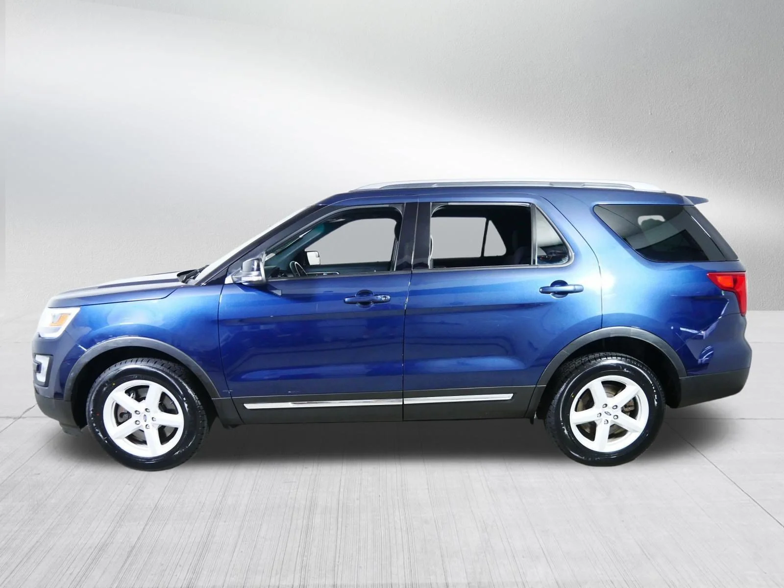 Used 2017 Blue Jeans Metallic Ford XLT image 4
