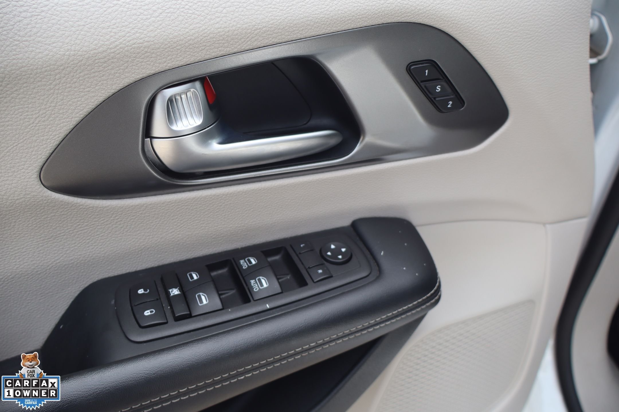 Used 2023 White Chrysler Touring L image 13