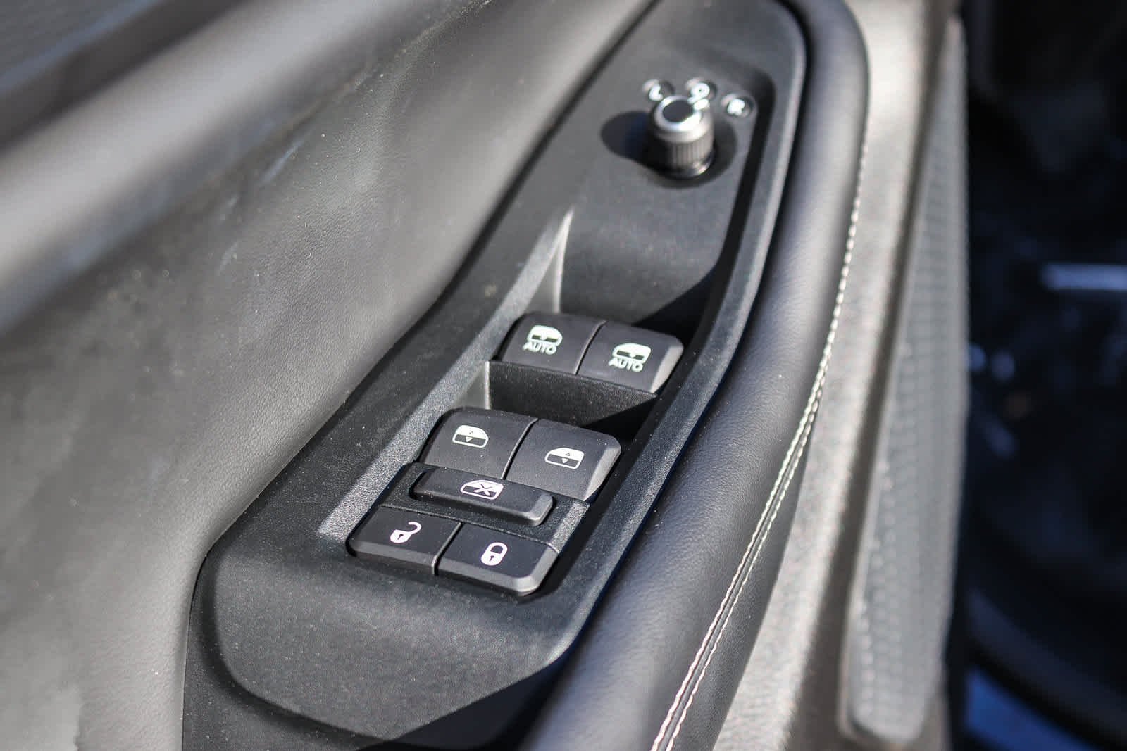Used 2025 Diamond Black Crystal Pearlcoat Jeep Laredo X image 21