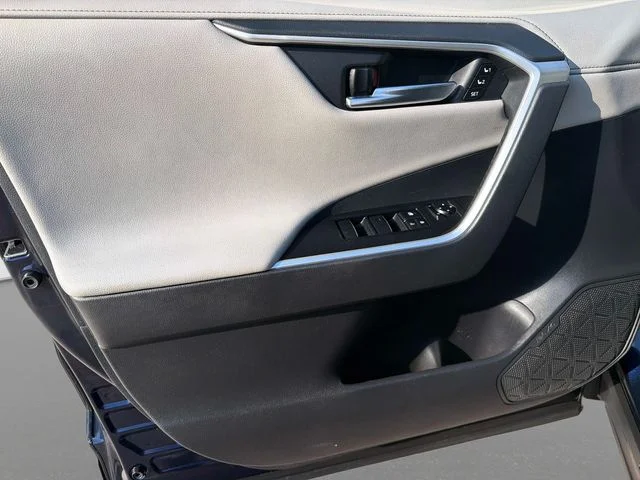 2019 Toyota RAV4 Limited - Photo 18