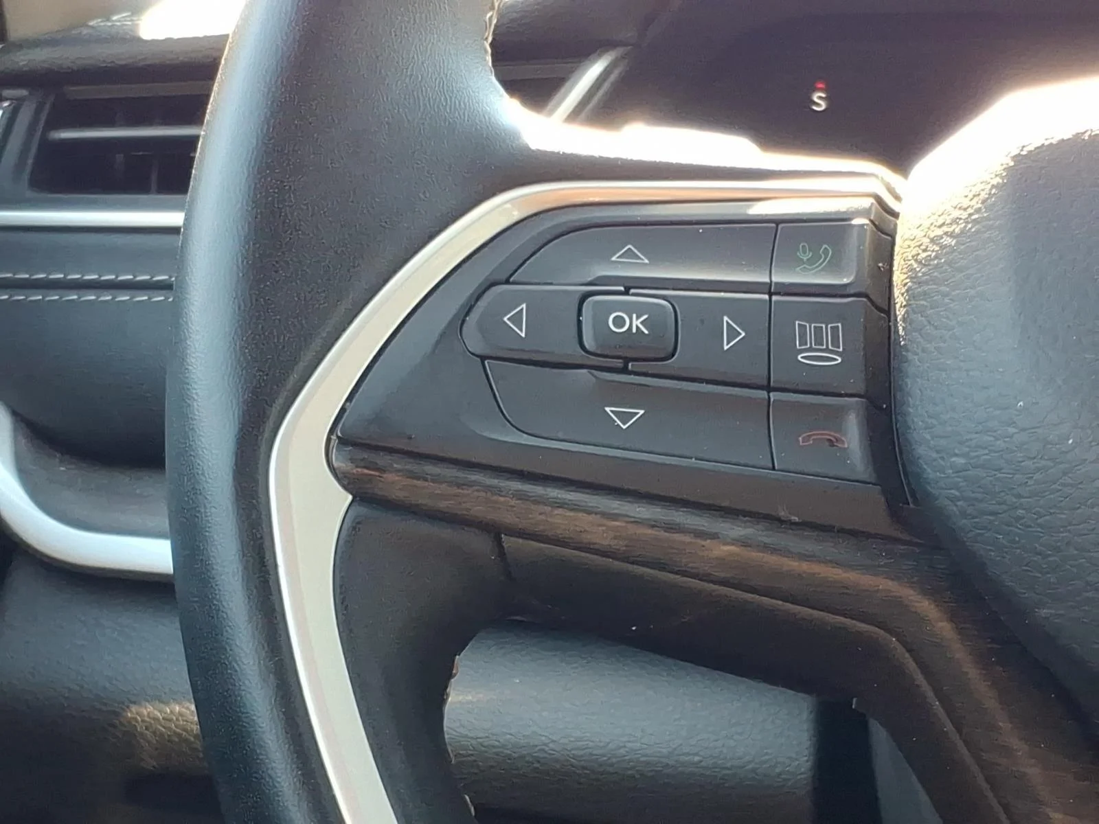 Used 2021 Rocky Mountain Pearlcoat Jeep Limited image 29