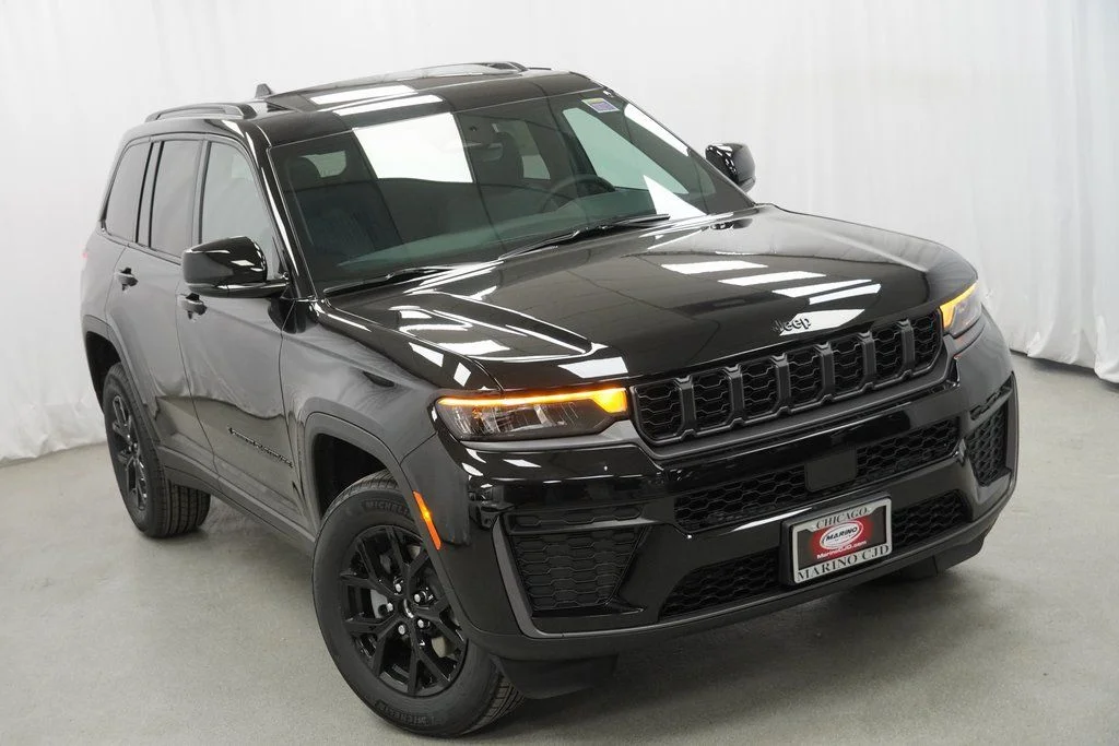 New 2026 Diamond Black Crystal Pearl-Coat Exterior Paint Jeep Altitude image 8