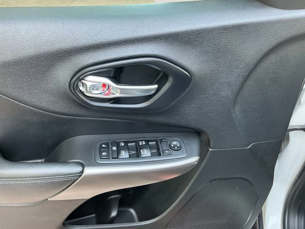 Used 2019 White Jeep Latitude Plus image 10