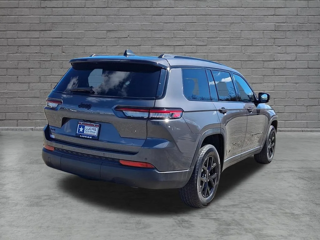 Used 2024 Baltic Gray Metallic Clearcoat Jeep Altitude image 11