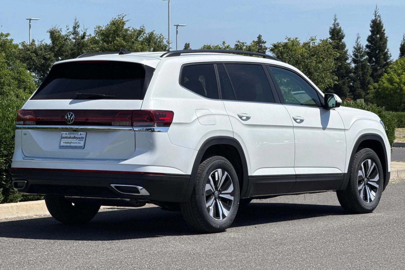 New 2026 Opal White Pearl Volkswagen 2.0T SE image 4