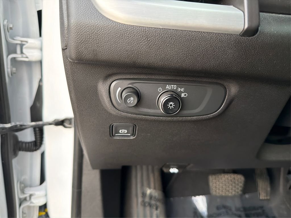 Used 2022 Summit White GMC SLE image 18