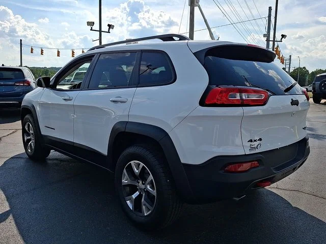 Used 2015 White Jeep Trailhawk image 4