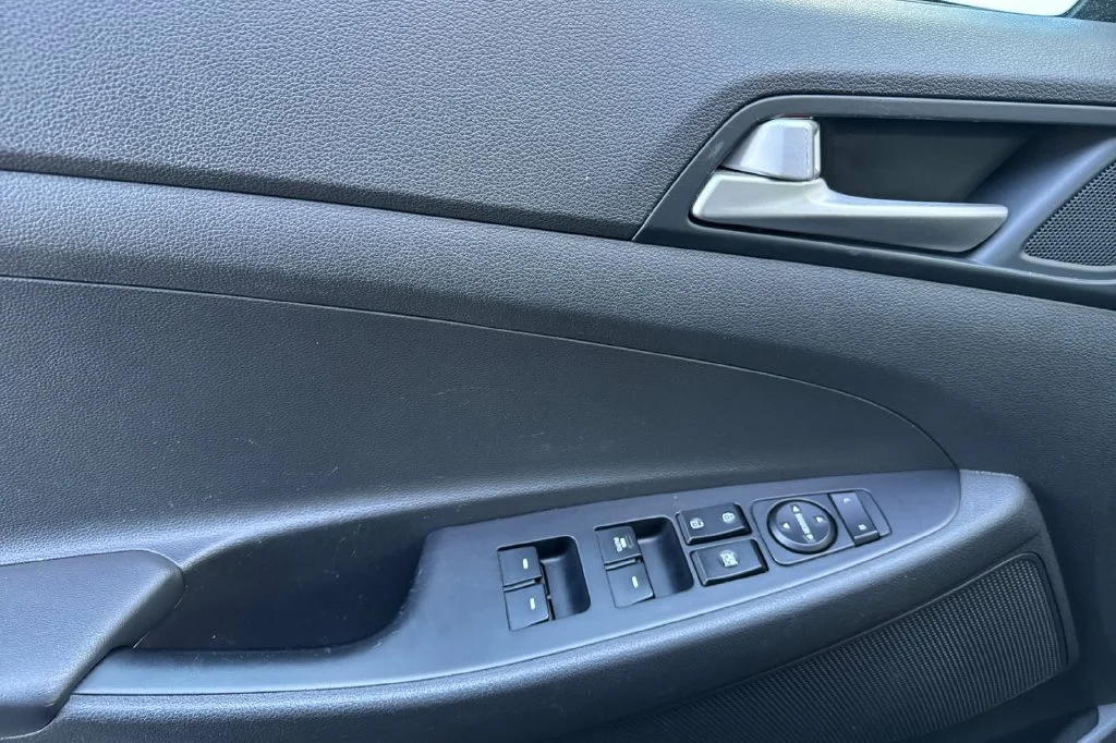 Used 2020 Noir Hyundai Value image 11