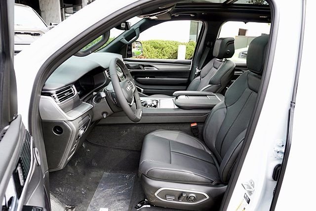 New 2026 Bright White Clear-Coat Exterior Paint Jeep Limited Reserve image 18