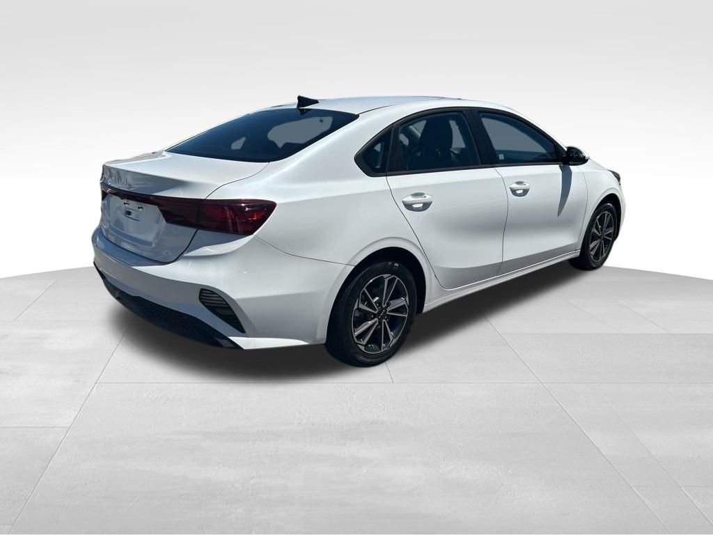 Used 2023 White Kia LXS image 7