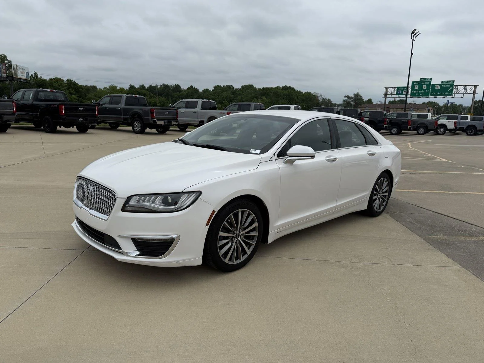 Used 2017  LINCOLN PREMIERE FWD image 4