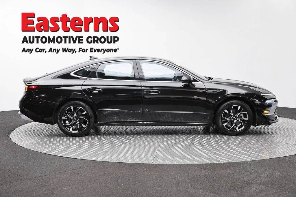Used 2025 Black Hyundai SEL image 4